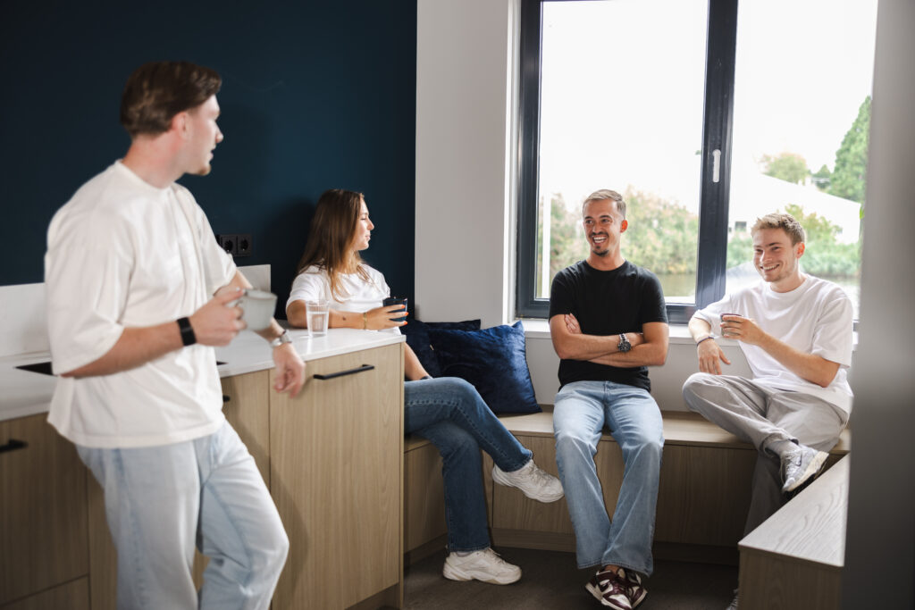 4 collega's met elkaar in gesprek in een chillhoek